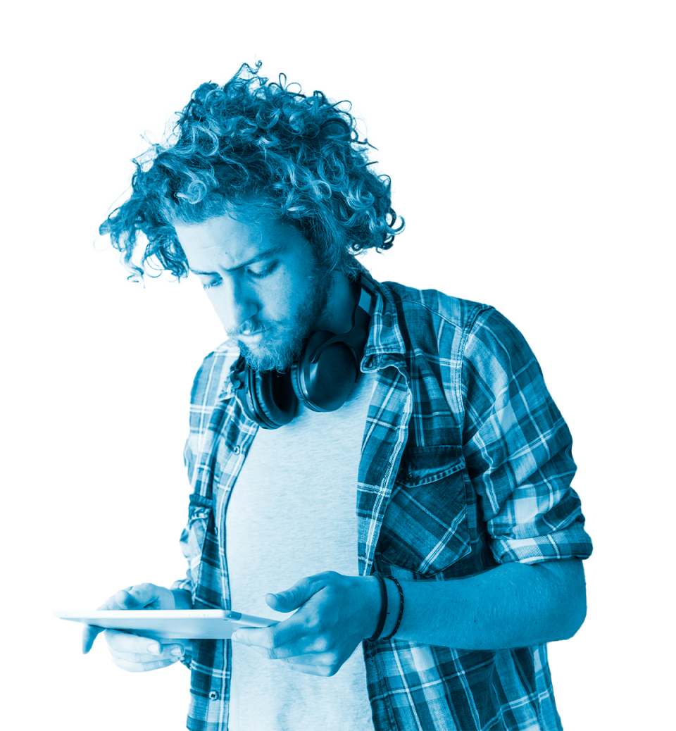 Foto de un hombre estudiante de masters oficiales online